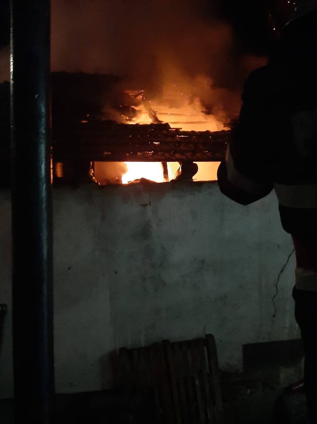 FOTO: Podul unei case din Târnava, cuprins de flăcări