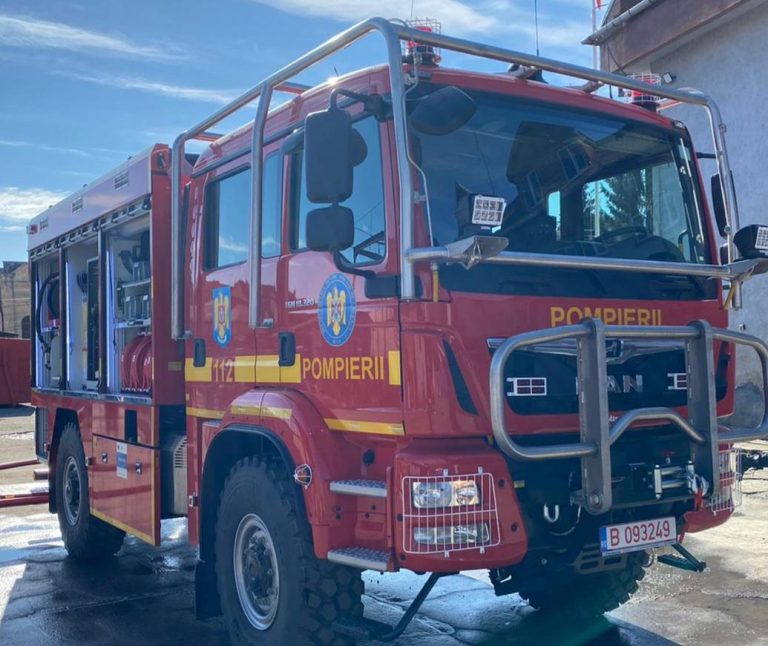 Incendiu pornit de la o mașină de spălat. O femeie a avut nevoie de îngrijiri medicale