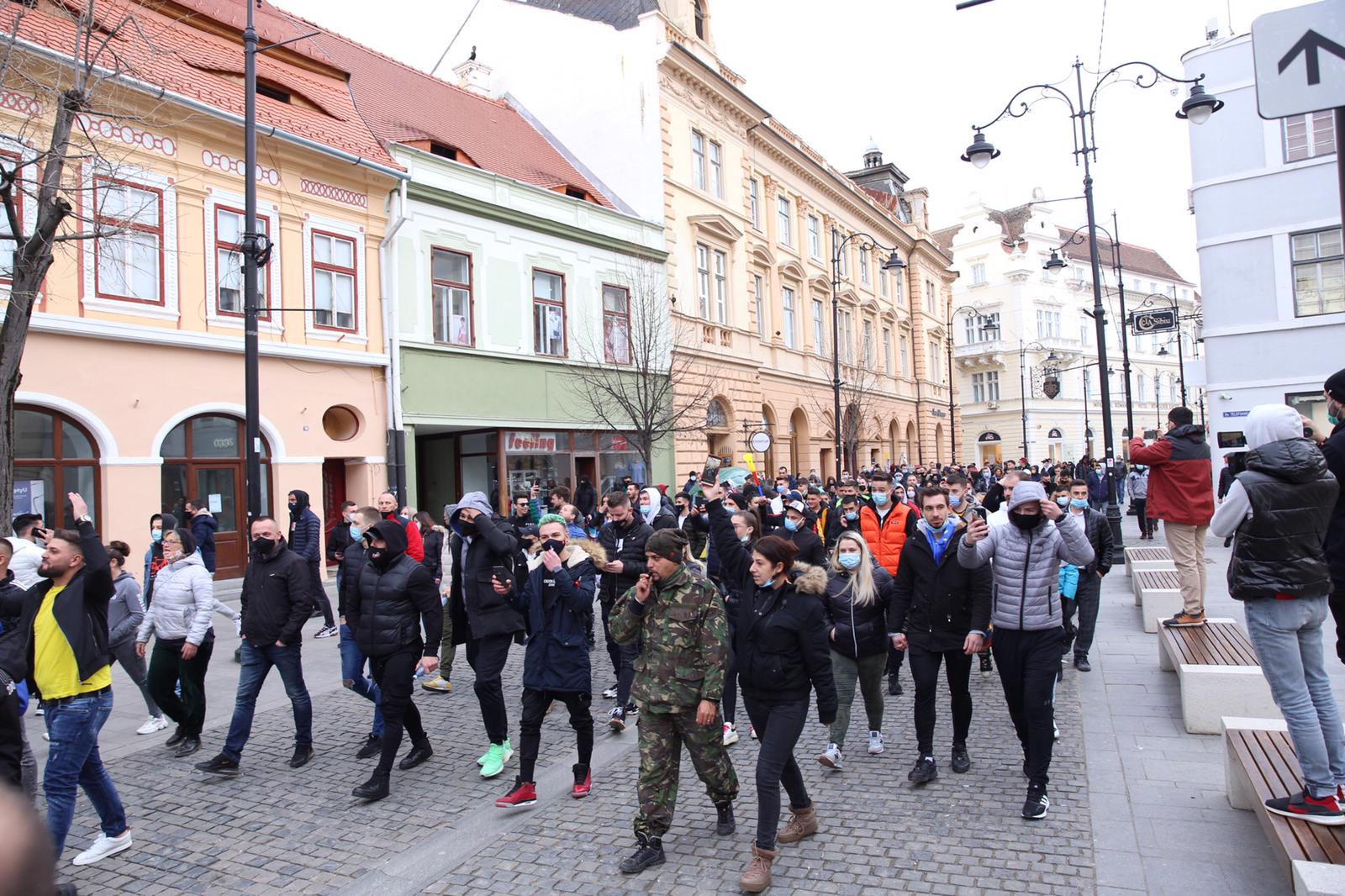 GALERIE FOTO & VIDEO Protest anti-COVID în Sibiu. Jandarmii au intervenit, iar manifestanții au făcut turul orașului