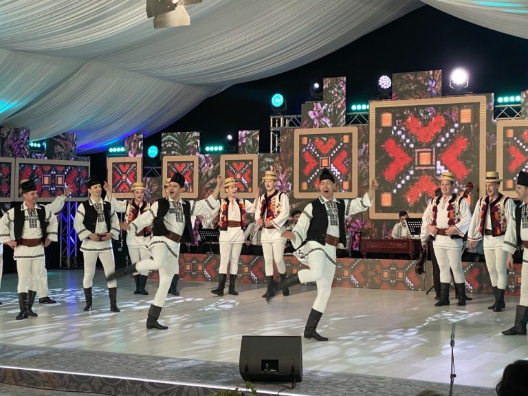 „Darul Junilor, de Ziua Femeilor”, spectacol online de 8 Martie oferit sibiencelor