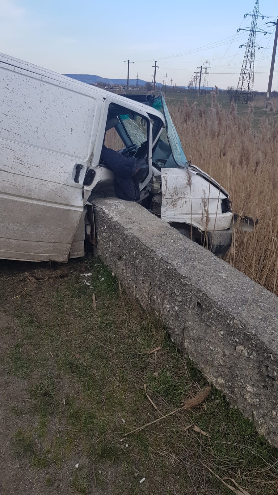 FOTO: A intrat cu microbuzul într-un cap de pod