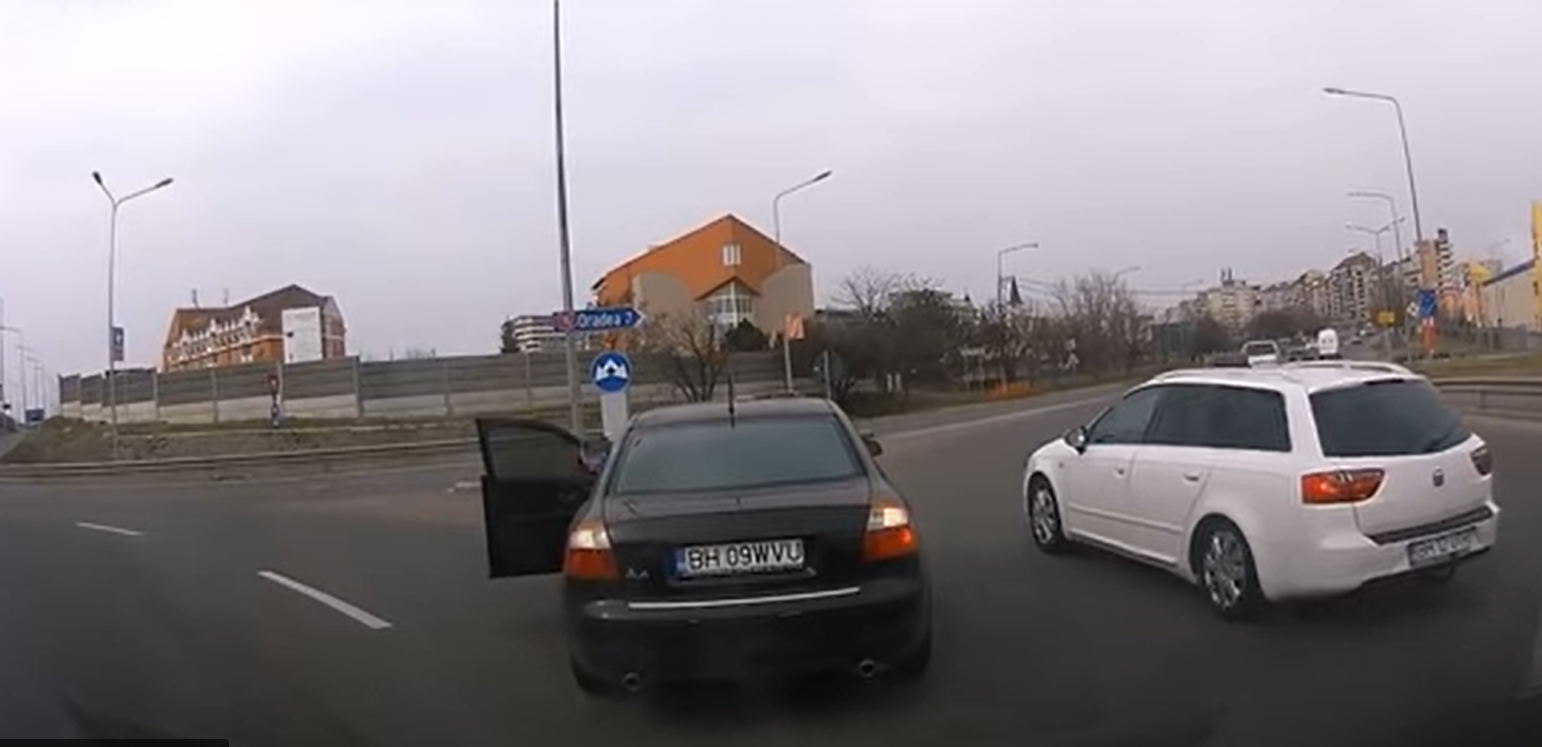 VIDEO Dilema giratoriului: Un polițist a amendat șoferul pe care era să-l accidenteze