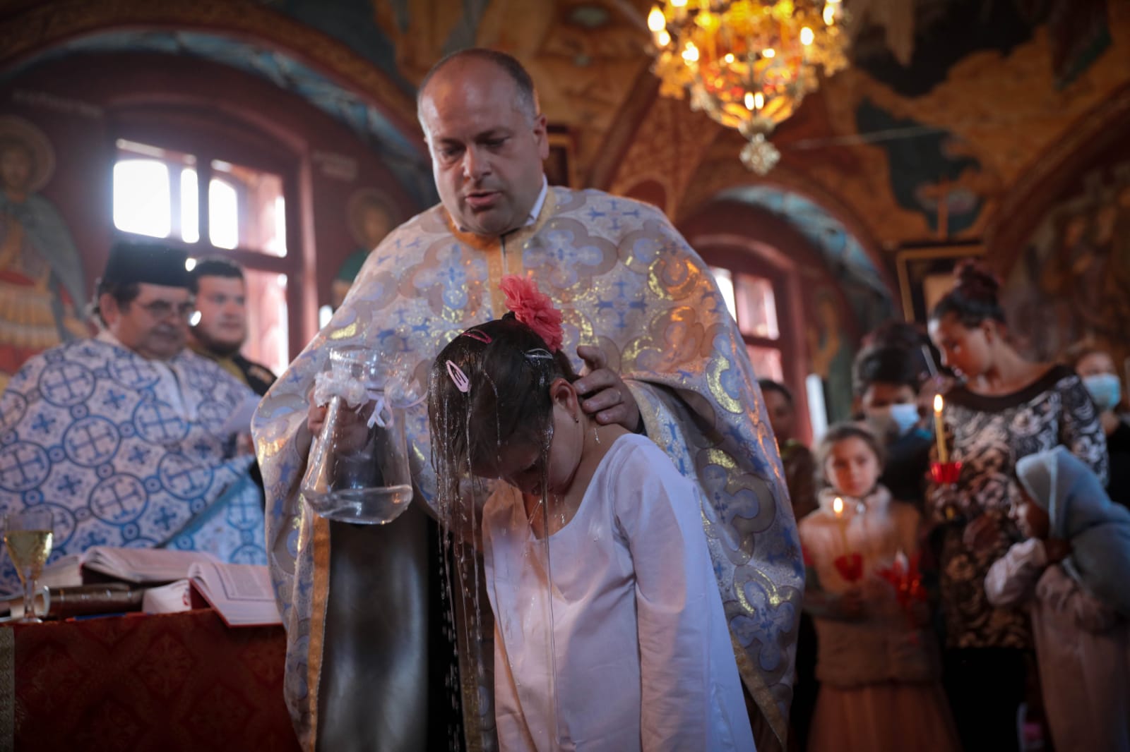 12 copii care provin din familii defavorizate, botezați la Brădeni