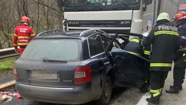 FOTO: Două persoane au murit într-un accident pe Valea Oltului. Circulația este complet blocată