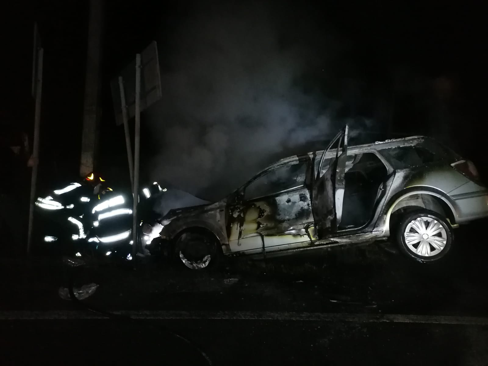 FOTO: Autoturism distrus de un incendiu pe Drumul Național 14
