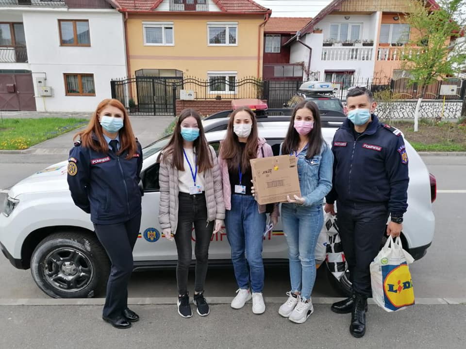 FOTO: Salvatori cu suflet mare: Iepurașul de Paști a ajuns la copiii din 7 familii nevoiașe