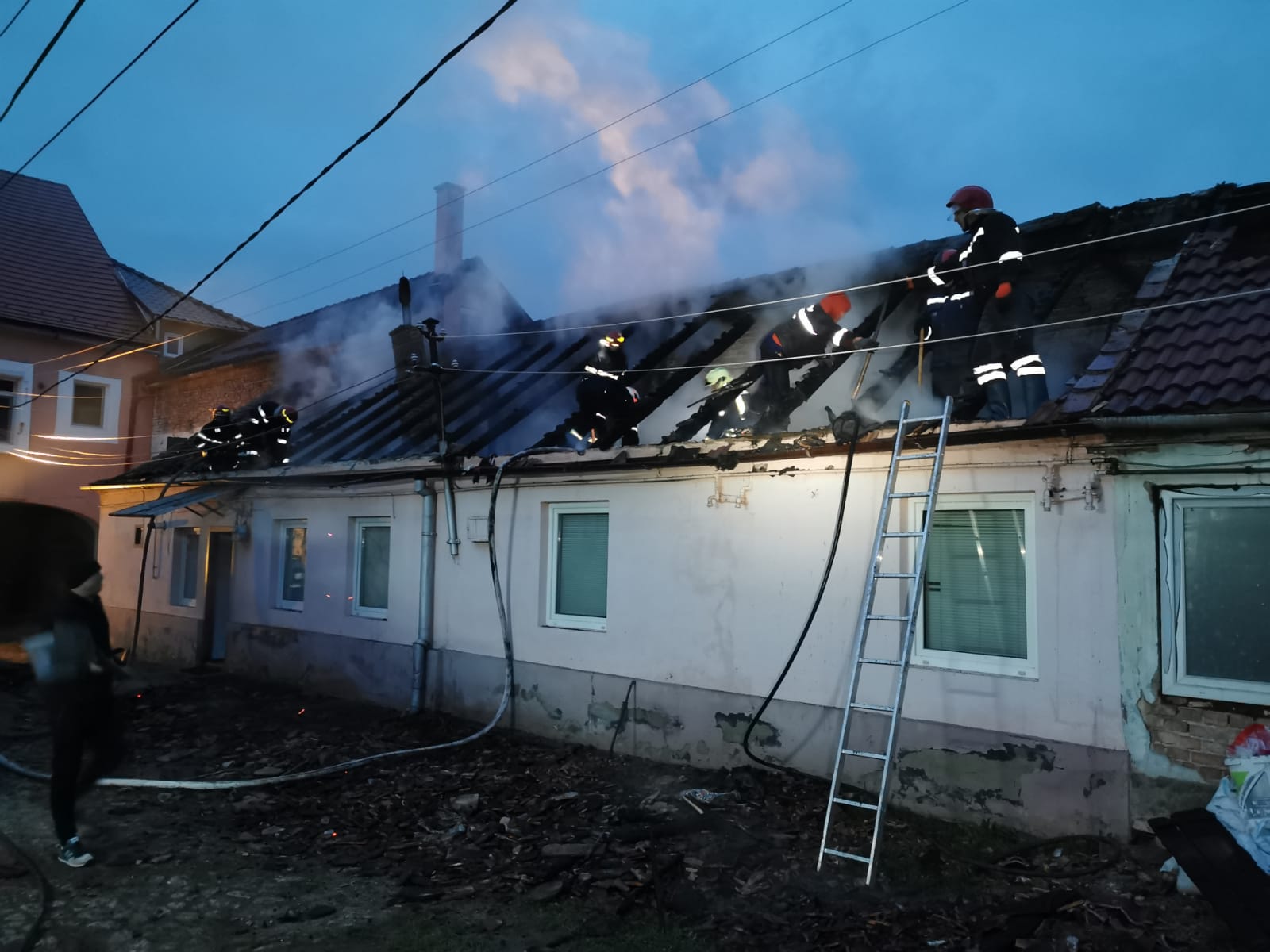 FOTO: Acoperișul unei case din Cisnădie, cuprins de flăcări