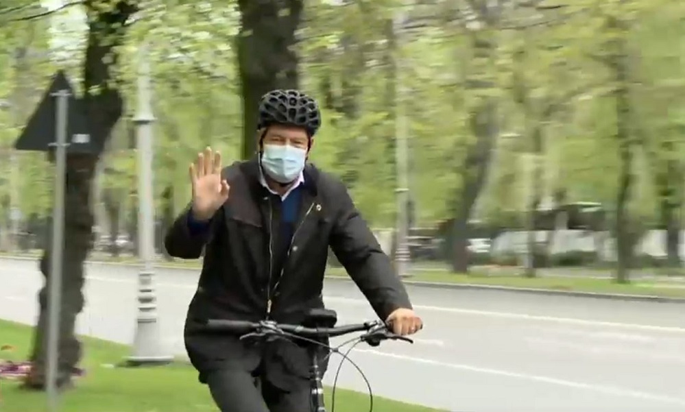 VIDEO Klaus Iohannis, cu bicicleta la Cotroceni