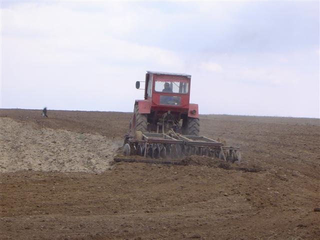 Scandal din cauza pământului la Gura Râului: s-a lăsat cu bătaie, geamuri sparte și o reținere