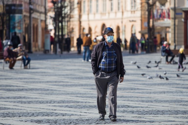 O nouă scădere a cazurilor de Covid, în România. Sibiul rămâne la cota de 500 de cazuri