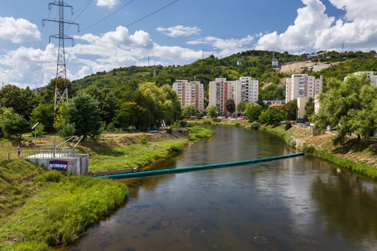 Primăria Sibiu va instala baraje pentru gunoaie, pe Cibin