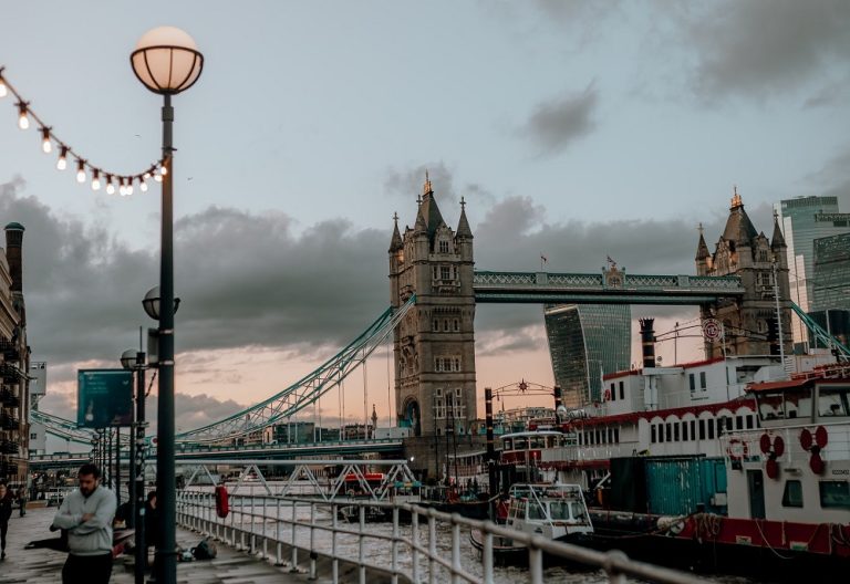 Entuziasmul vaccinărilor, doborât de al patrulea val de COVID în Marea Britanie