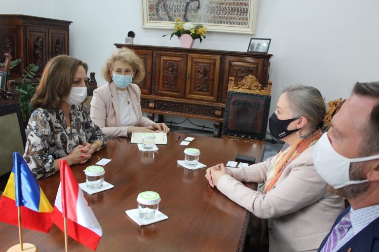 Annick Goulet, ambasadoarea Canadei, în vizită în Sibiu, a fost invitată la o drumeție de Daniela Cîmpean