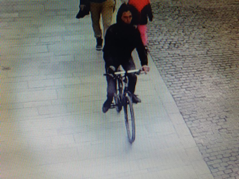 FOTO: Cunoașteți acest biciclist? A lovit o fetiță și a plecat de la locul evenimentului