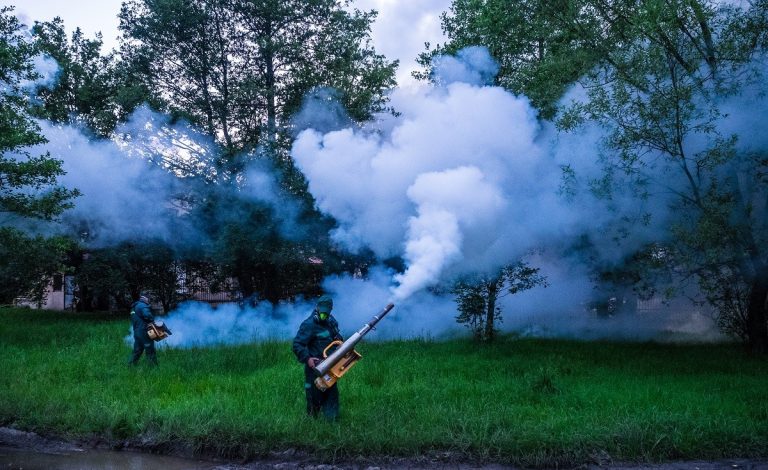 Acțiune de dezinsecție pentru combaterea țânțarilor, în Sibiu