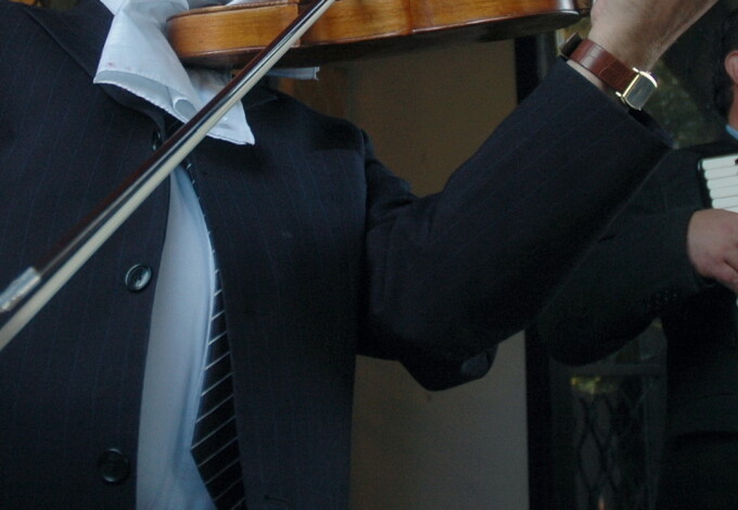 Două persoane arestate preventiv, 21 cu control judiciar, în dosarul de înşelăciune şi fals al lăutarilor