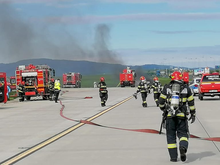 FOTO: Incendiu la trenul de aterizare al unui avion, scenariul unui exercițiu ISU Sibiu