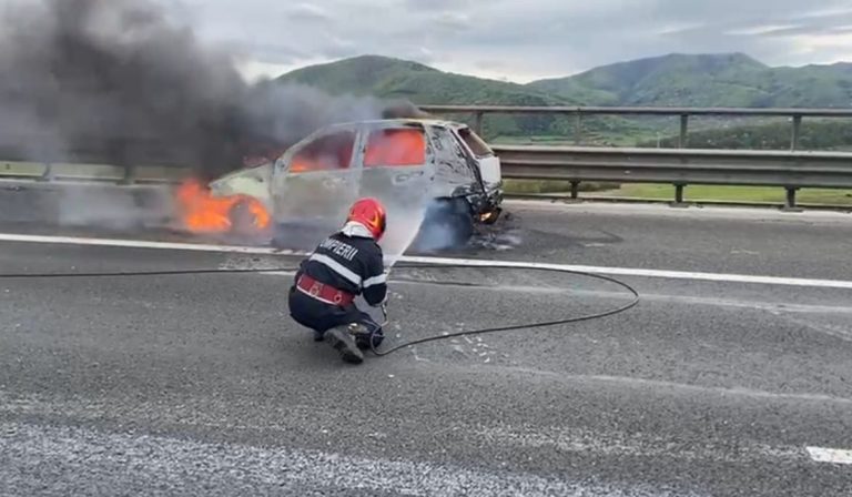 Autoturism în flăcări, pe autostradă, la câțiva kilometri de Sibiu