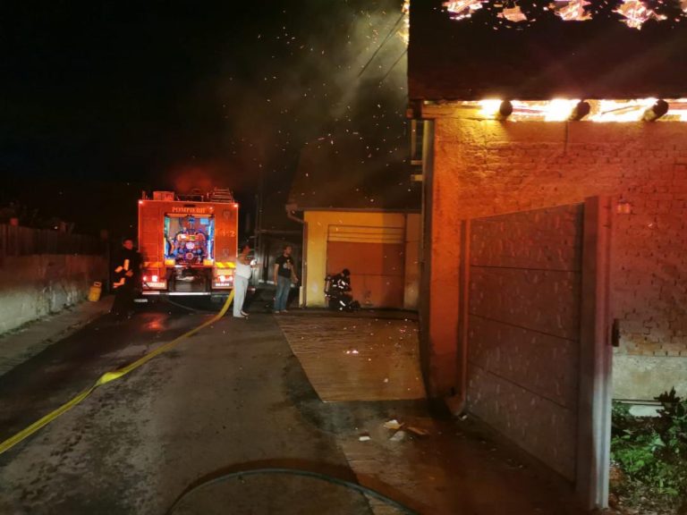 FOTO 8 butelii scoase la timp dintr-o anexă cuprinsă de flăcări în Cristian