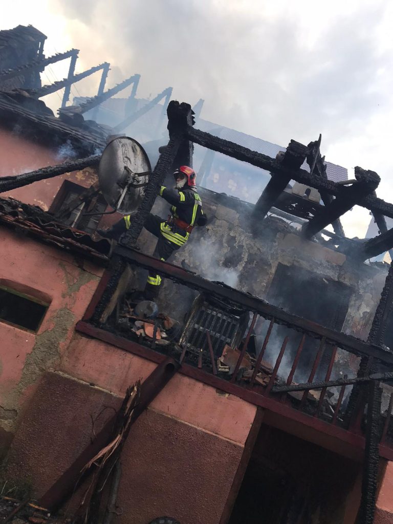 FOTO: Locuință cuprinsă de flăcări în prima zi de Paști