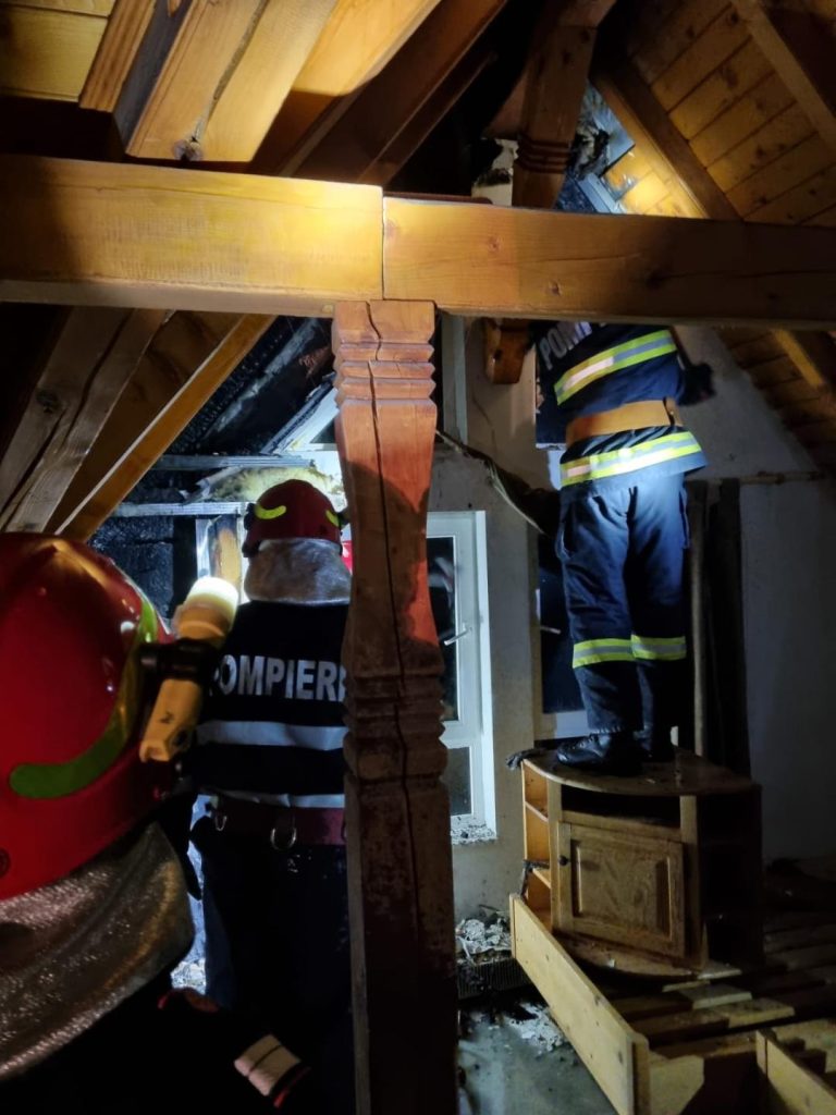 FOTO: Incendiu într-un complex turistic din Arpașu de Sus