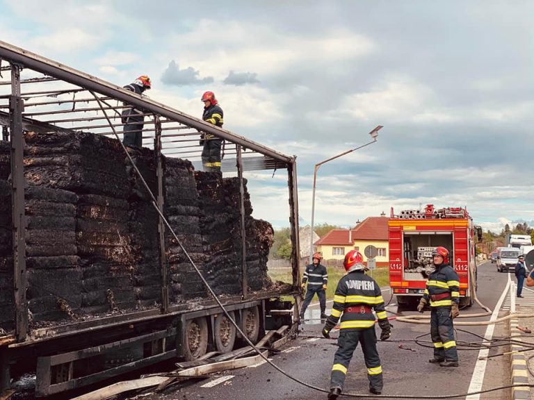 FOTO: Remorca unui TIR, distrusă în urma unui incendiu