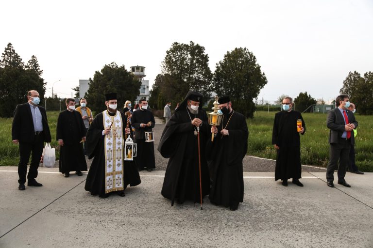 FOTO: Lumina Sfântă de la Ierusalim a ajuns la Sibiu