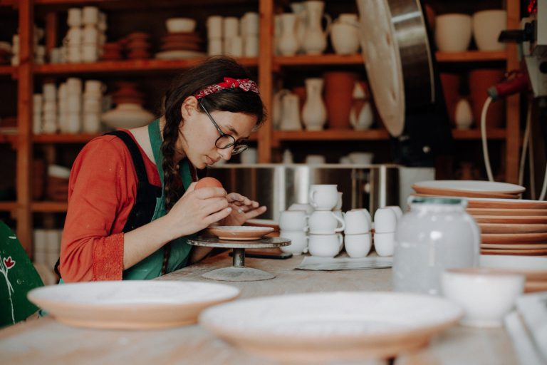 Nocrich, satul în care tradiția ceramicii și a olăritului a reînviat acum șapte ani