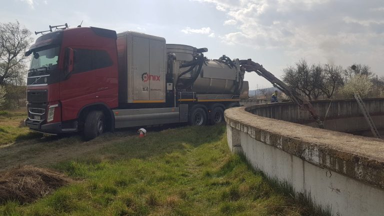 Apă Canal va folosi puterea a 2 super echipamente, pentru a debloca colectorul principal de canalizare din cartierul Ștrand