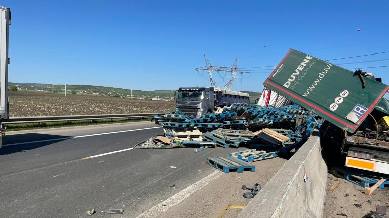 FOTO: Paleții dintr-un TIR s-au răsturnat pe A1. Tot pe autostradă, două autoturisme s-au izbit pe sensul Deva-Sibiu