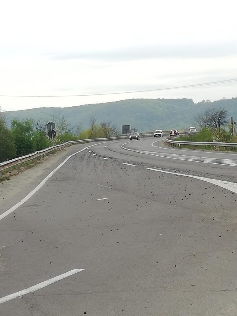 FOTO: Pietriș pe DN 1 în zona Avrig. Ce recomandări au polițiștii pentru șoferi