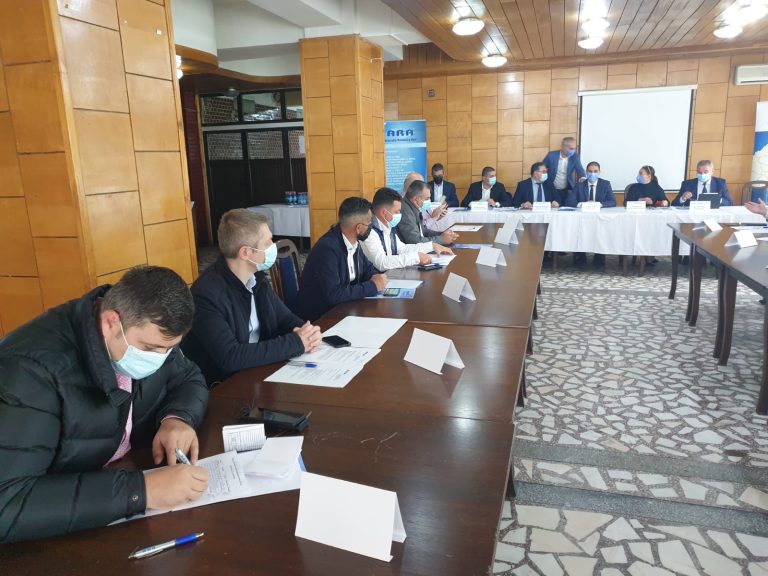 Cristian Roman și Directorul General AM POIM, Oana Arat, împreună cu 12 operatori regionali s-au reunit la Căciulata