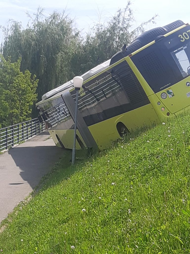 FOTO: Un autobuz, la un pas să ajungă în râul Cibin