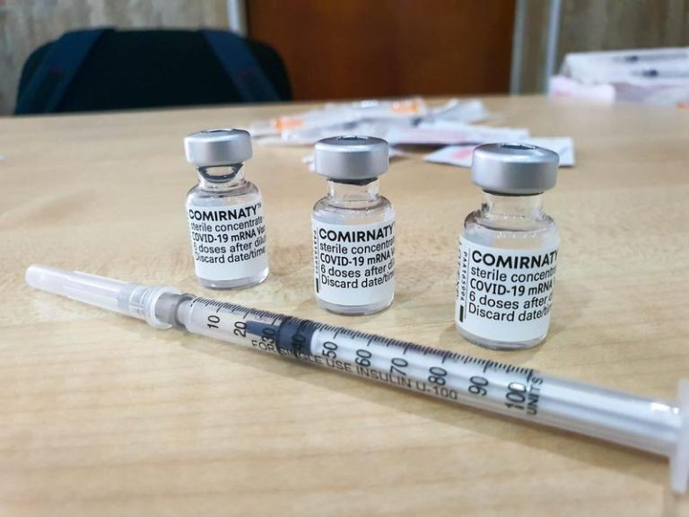 Aproape un milion de doze de vaccin Pfizer ajung în România