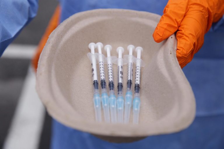 Valeriu Gheorghiţă: Protecţia după booster faţă de infecţia cu Omicron creşte la 60%. Faţă de cazuri severe – la 90%