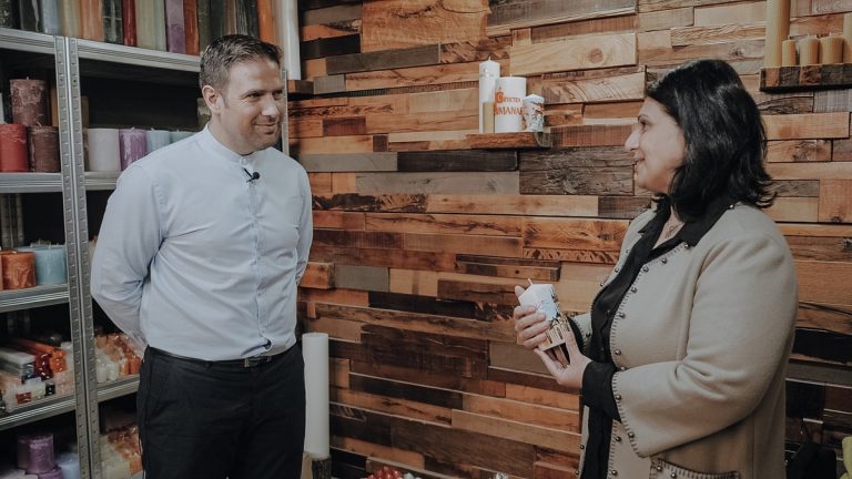 „Creatorii de lumină” de pe strada Podului. De la o afacere sibiană pornită acum 11 ani în garajul casei, la una ce străbate acum mii de kilometri