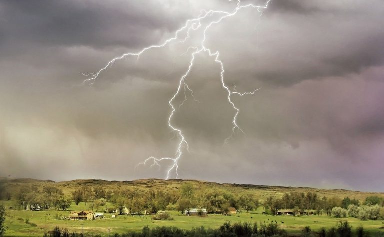 Prognoza meteo în ziua de Paști: Vreme instabilă, cu averse și descărcări electrice, posibil grindină