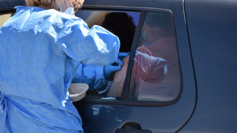 Centrul de vaccinare drive-thru din parcarea Cazarma 90 se deschide sâmbătă