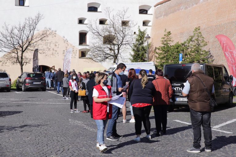 Aproape 9.000 de sibieni vaccinați în acest weekend, din care 1.500 în parcarea Cazarma 90 și la Filarmonică