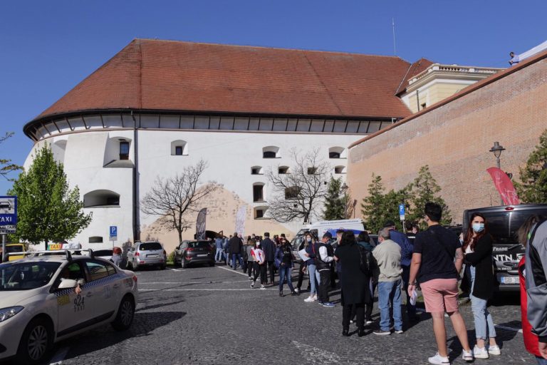 FOTO & VIDEO Sibienii au luat cu asalt „Summitul Muzical al vaccinării”, de la Filarmonică