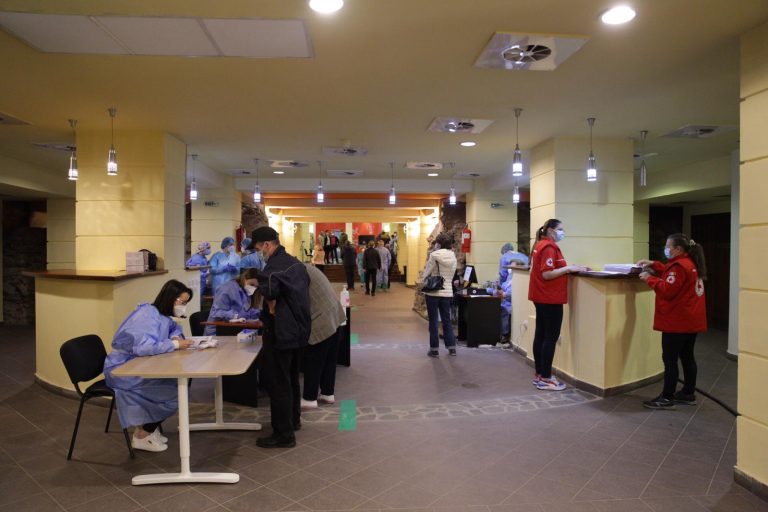 Vaccinări anti – COVID-19 pe muzică de club