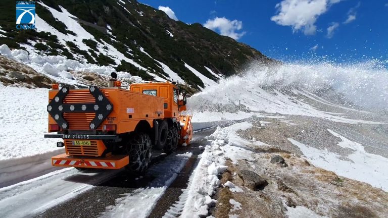 VIDEO: Zăpadă de 4 metri pe Transfăgărășan. Drumarii deszăpezesc cea mai dificilă zonă