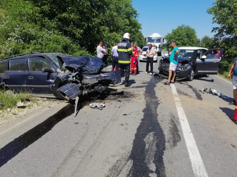 FOTO Doi şoferi răniţi într-un accident rutier