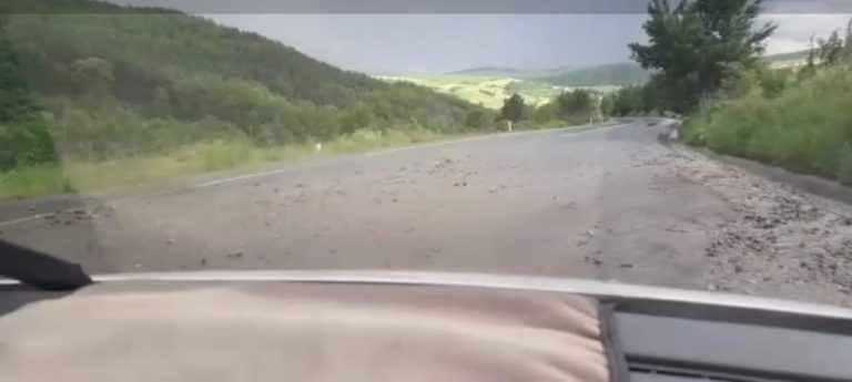 FOTO Trafic îngreunat de aluviuni pe DN 14