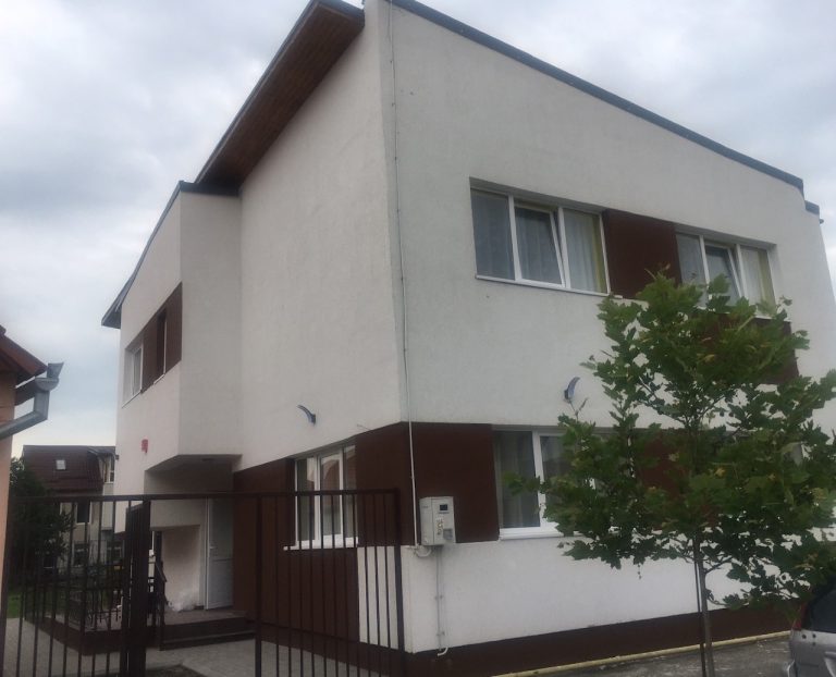 FOTO 12 tineri şi copii instituţionalizaţi din centrul din Orlat se vor muta în prima casă de tip familial din Sibiu