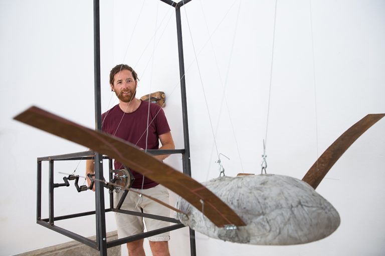 “Măcar se mișcă ceva” – Ștefan Radu Crețu expune la artă.nonstop