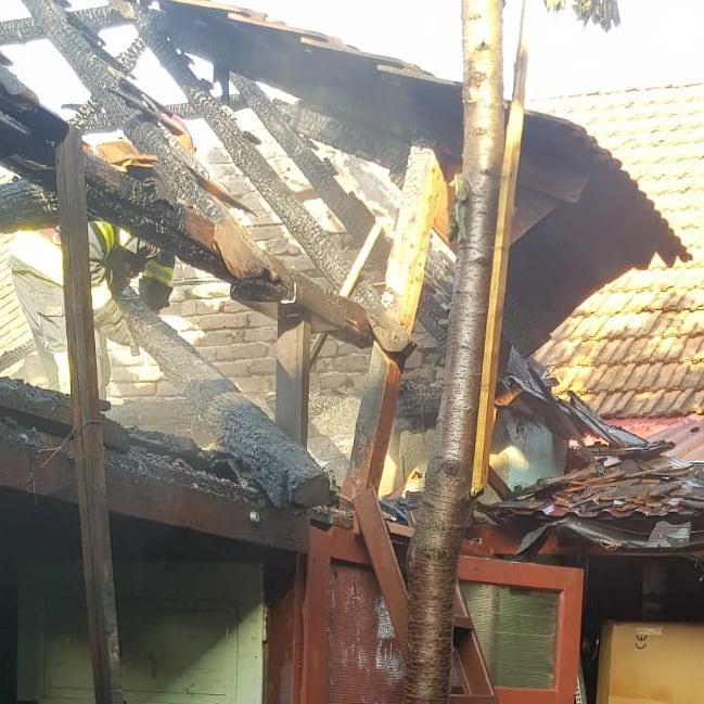 FOTO Magazie distrusă de foc