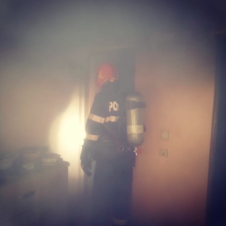 ULTIMA ORĂ: Incendiu în bucătăria unei case. Pagubele sunt importante