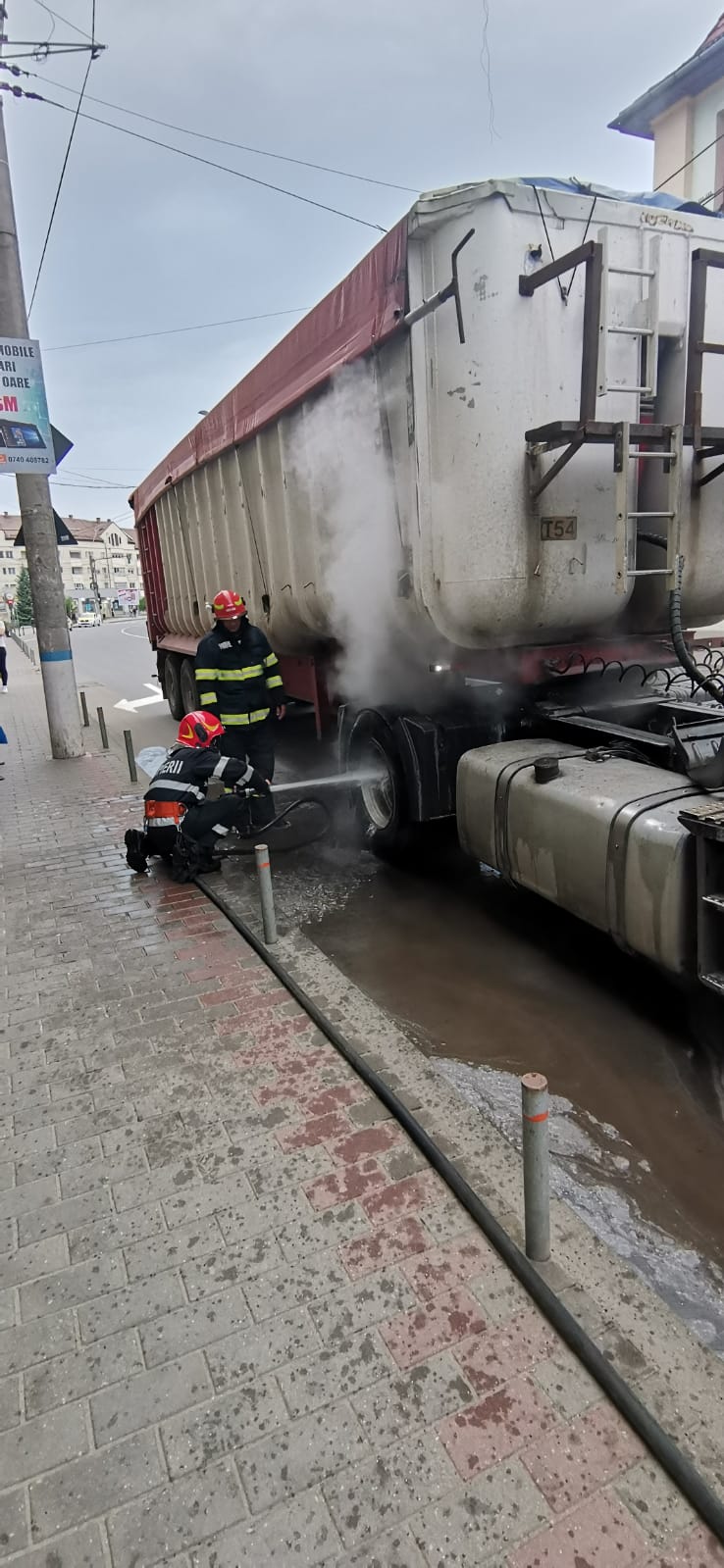 FOTO: Incendiu la un autocamion care transporta porumb
