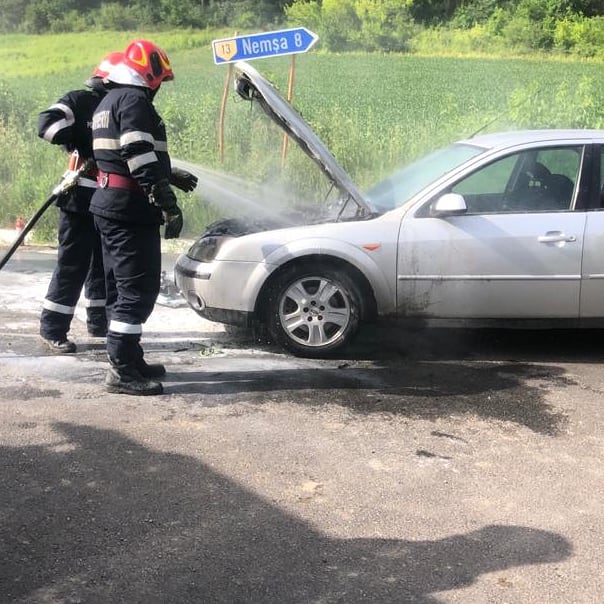 FOTO Incendiu la un autoturism, în Moşna